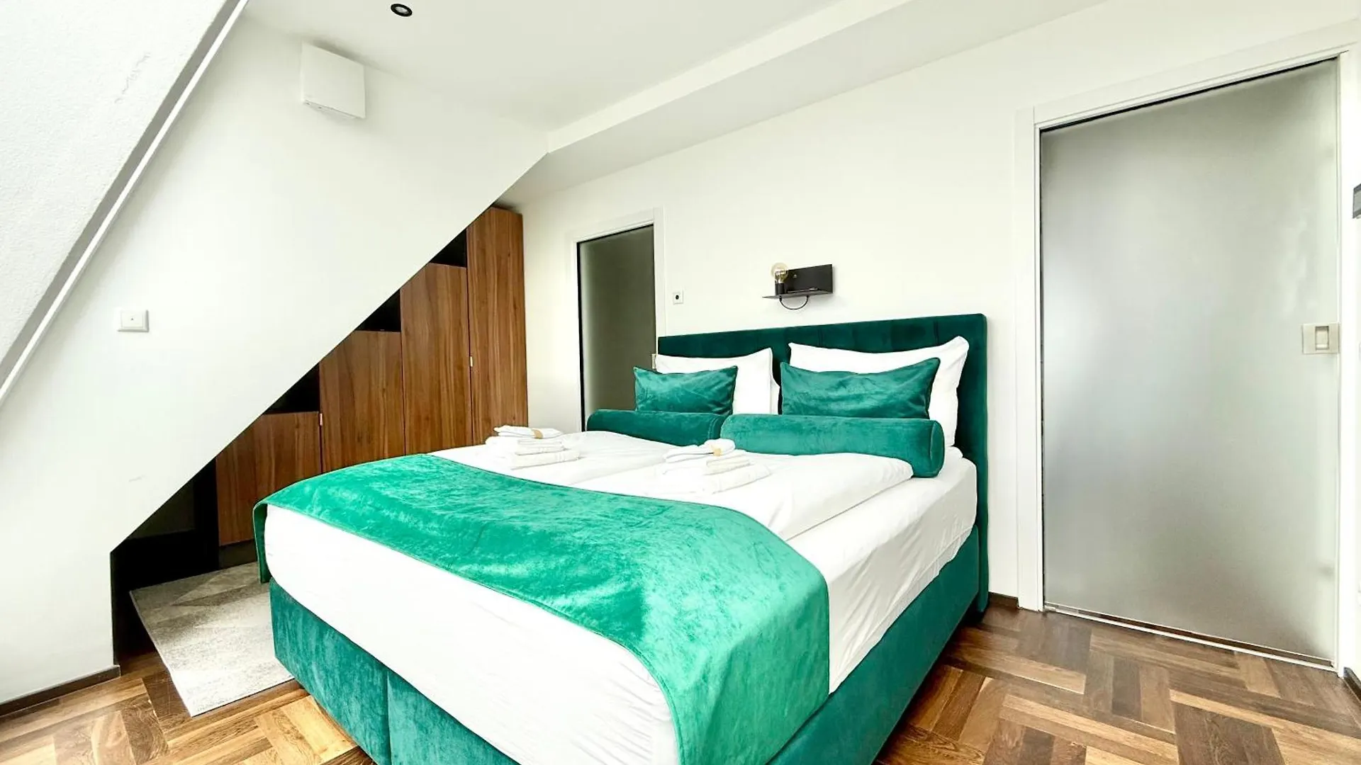 Penthouse Wien Mit Parkplatz Und Balkon Austria