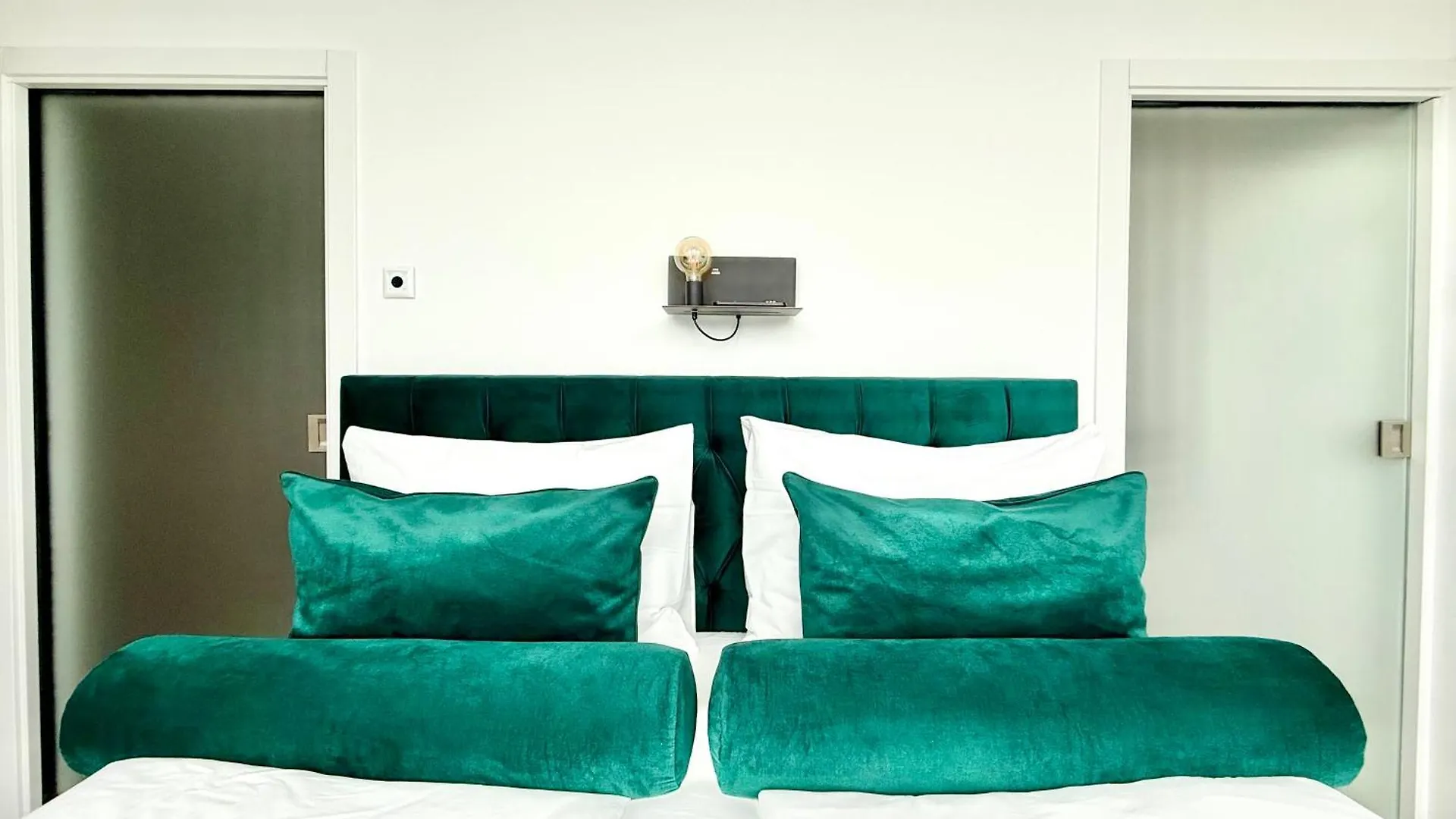 Penthouse Wien Mit Parkplatz Und Balkon 0*, Vienna Austria