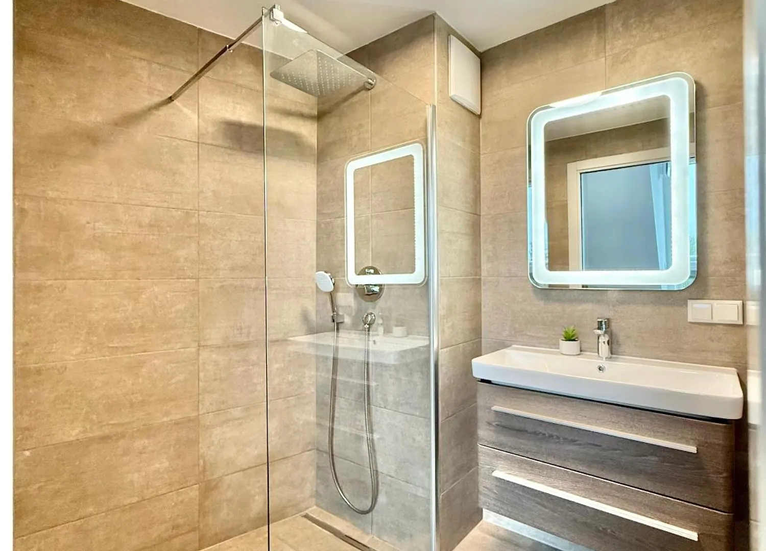 Penthouse Wien Mit Parkplatz Und Balkon 0*, וינה אוסטריה