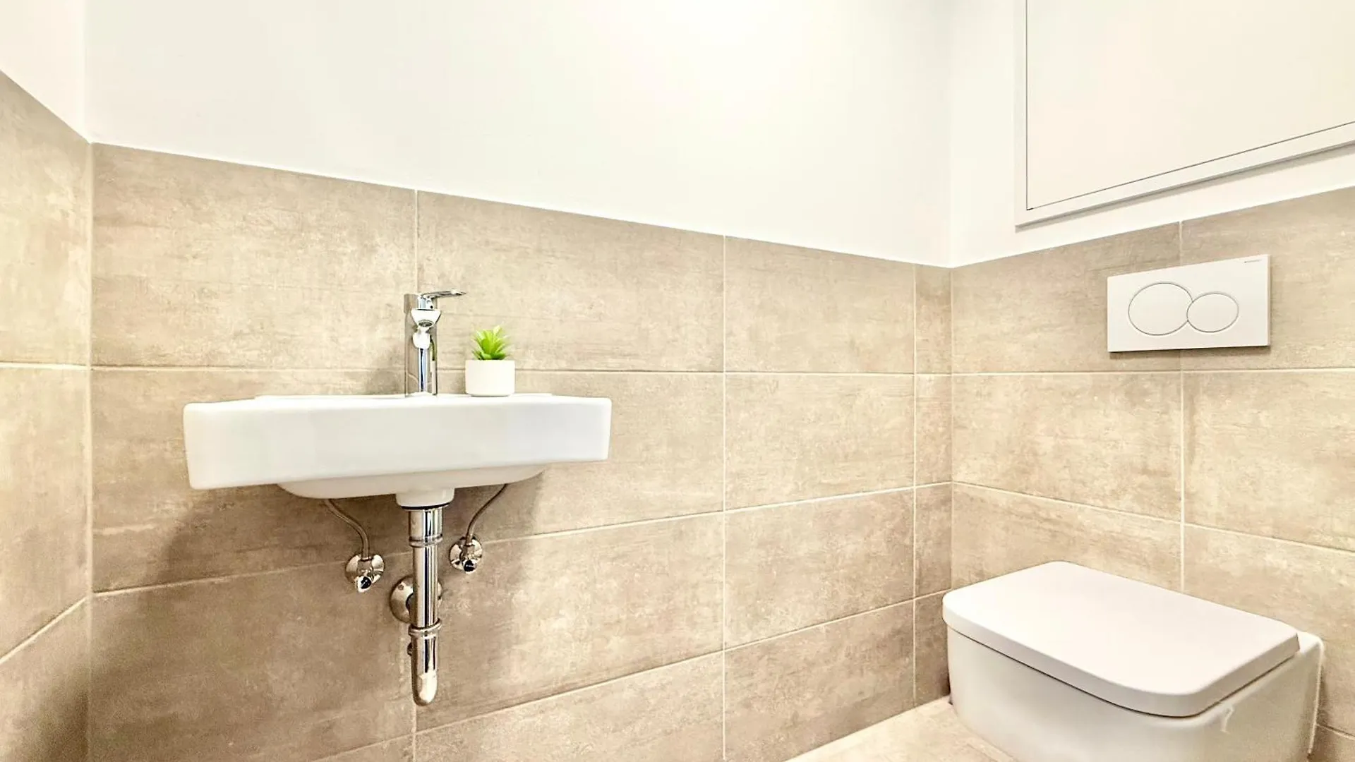 Penthouse Wien Mit Parkplatz Und Balkon וינה